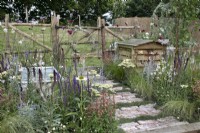 'The Earth Smiles with Flowers' au BBC Gardener's World Live 2021 - jardin de campagne avec chemin rustique en briques et camomille, ruche et plantation de vivaces en sourdine