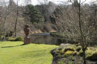 Grande urne en terre cuite côté canal dans John's Garden à Ashwood Nurseries - Kingswinford - Spring