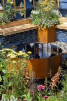 Jeu d'eau en acier corten. Le jardin de l'empreinte de la mode, RHS Hampton Court Palace Garden Festival 2021