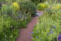 Chemin menant à travers le RHS Garden for a Green Future, RHS Hampton Court Palace Garden Festival 2021