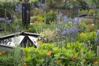 Dispositif aquatique et plantation mixte dans le jardin d'exposition 'Abigail's Footsteps' au RHS Malvern Spring Festival 2022 - Designer Rick Ford - Médaille d'argent