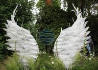 Vue des sculptures en verre 'Solace' de Layne Rowe, composées de 100 plumes de verre individuelles et d'une pièce de jardin circulaire de Galiani Glass Art, organisée par The Glass Garden au Chelsea Flower Show