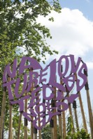 Panneau graphique violet en bois : 'La nature aime la technologie'.
