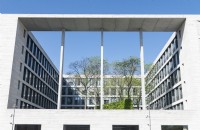 Berlin Allemagne ministère fédéral des Affaires étrangères allemand : Auswaertiges Amt - AA avec des arbres qui poussent dans la cour.
