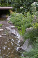 Ruisseau avec plantation naturelle et rochers en pierre - Le Meta Garden, RHS Chelsea Flower Show 2022 - Médaille d'or