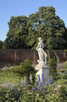 Profil de la statue de Flora - Déesse du printemps - dans la roseraie du palais de Hampton Court - East Molesey, Surrey, UK