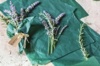 Faire un bouquet d'herbes à la lavande pour la décoration de table - Histoire de la fête d'été à la lavande