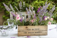 Pièce maîtresse de table de boîte en bois remplie de têtes de graines de lavande, de roses et de pavot - Histoire de la fête d'été à la lavande
