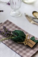Serviette de table avec bouquet d'herbes à la lavande et porte-nom - Histoire de la fête d'été à la lavande