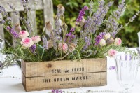 Pièce maîtresse de table de boîte en bois remplie de têtes de graines de lavande, de roses et de pavot - Histoire de la fête d'été à la lavande