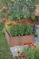 Jardinières en acier Corten pleines de plantes vivaces colorées dans le jardin de la pause déjeuner au RHS Hampton Court Palace Garden Festival 2022