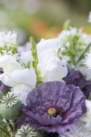 Bouquet contenant des cosses de pavot, Papaver rhoeas 'Amazing Grey' - Poppy, Centaurea 'Ball White', Centranthus ruber White - Valerian, Antirrhinum 'White Admiral' et Echinops ritro 'Globe Thistle'