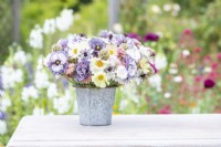 Bouquet contenant Cosmos 'Lemonade', Papaver rhoeas 'Amazing Grey', Nigella papillosa 'Delft Blue', Centaurea 'Ball White', Limonium 'Apricot Beauty', Scabiosa stellata 'PingPong'