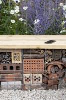 Sièges d'hôtel pour insectes dans le jardin Turfed Out au RHS Hampton Court Flower Show 2022 - Conçu par Hamzah-Adam Desai