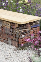 Sièges d'hôtel pour insectes dans le jardin Turfed Out au RHS Hampton Court Flower Show 2022 - Conçu par Hamzah-Adam Desai
