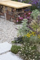 Jardin gazonné au RHS Hampton Court Flower Show 2022 - Conçu par Hamzah-Adam Desai