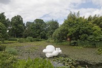 Vue générale Arboretum Kalmthout, Provincie Antwerpen, Belgique. Vue sur étang avec sculpture.