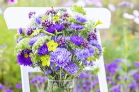 Bouquet contenant Callistephus 'Light Blue' et 'Dark Blue', Nicotiana 'Lime Green', Verbena bonariensis, Ageratum 'Blue Mink' et Ammi visnaga
