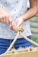Femme faisant un nœud à la corde