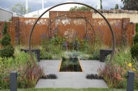 Moongate en acier Corten dans le jardin Sunburst au RHS Hampton Court Palace Garden Festival 2022