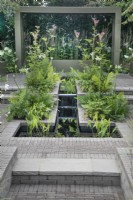 Dispositif d'eau dans l'aménagement paysager en dur dans le 'Macmillan Legacy Garden: Gift the Future' au RHS Hampton Court Palace Garden Festival 2022