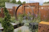 Moongate en acier Corten dans le jardin Sunburst au RHS Hampton Court Palace Garden Festival 2022