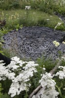 Trempage circulaire en ardoise dans le jardin Connections au RHS Hampton Court Palace Garden Festival 2022