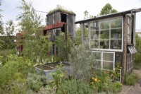 Hangar surélevé et serre dans la nature verdoyante du jardin de Frances au BBC Gardeners World Live 2022