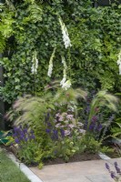 Plantes vivaces mixtes dans le Marshalls Landscaping Garden à BBC Gardeners World Live 2022