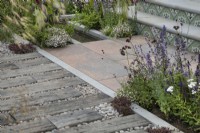 Pavage fabriqué à partir d'anciennes traverses de chemin de fer dans le Marshalls Landscaping Garden à BBC Gardeners World Live 2022