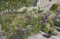Plantes vivaces mixtes dans le Marshalls Landscaping Garden à BBC Gardeners World Live 2022