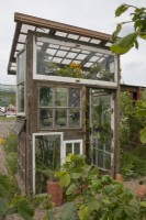 Serre fabriquée à partir de vieilles portes et fenêtres dans Frances' Garden à BBC Gardeners World Live 2022
