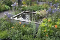 Dispositif d'eau surélevé dans le jardin des traces d'Abigail au RHS Malvern Spring Festival 2022