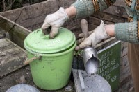 Utiliser de la chaux hydratée pour réduire l'acidité d'un tas de compost