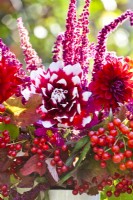 Bouquet à thème rouge contenant du dahlia, des branches de rose de Gueldre avec des baies et Love Lies Bleeding.