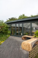 Bureau à domicile avec toit vert - The Hide Garden, RHS Malvern Spring Festival 2022