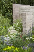 Le jardin de l'esprit. Concepteur : Andy Sturgeon. Murs sculpturaux divisant les zones du jardin avec une plantation mixte douce. RHS Chelsea Flower Show 2022. Médaille d'or.