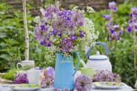 Bouquet violet - blanc d'allium, d'iris, de ciboulette et de persil de vache.