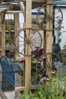Pergola recyclée avec coin salon dans le jardin d'exposition Small Space - Big Ideas au BBC Gardener's World Live 2022