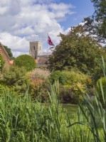 Jardin du village avec vue sur l'église de Ludham - Ludham Norfolk UK