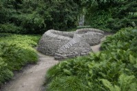 Mur de pierres sèches à Arcadia à Chatsworth conçu par Robert Clough - Juin