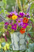 Bouquet de fleurs en pot contenant de la monarde, du dahlia, du cosmos, de la capucine, du souci du pot, de l'agastache et du fenouil.