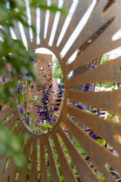 Vue à travers les panneaux en acier Corten jusqu'à la plantation avec Salvia 'Amistad' - Sunburst Garden, RHS Hampton Court Palace Garden Festival 2022