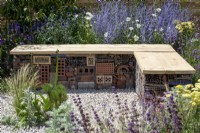 Hôtel d'insectes construit dans un banc de bois et de gabions - Turfed Out Garden, RHS Hampton Court Palace Garden Festival 2022