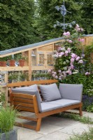 Banc de jardin avec mur de rangement avec rigole d'eau et rosiers grimpants - Knolling avec marguerites, RHS Hampton Court Palace Garden Festival 2022