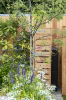 Wheelie bin zone de stockage avec fleur au pochoir - Knolling avec Daisies, RHS Hampton Court Palace Garden Festival 2022