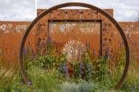 Moongate en acier Corten par Simon Probyn - Sunburst Garden, RHS Hampton Court Palace Garden Festival 2022