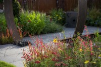 Penstemon barbatus 'Roseus' avec Hemerocallis, Achillea 'Paprika' et graminées - The Sunburst Garden, RHS Hampton Court Palace Garden Festival 2022