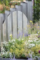 Écran en acier adouci avec des plantations de pastel - The Joy Club Garden, RHS Hampton Court Palace Garden Festival 2022