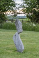 Une sculpture en équilibre de pierre d'Adrian Gray.